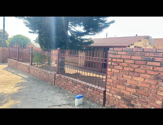 2 BEDROOM HOUSE FOR SALE IN MABOPANE  UNIT B